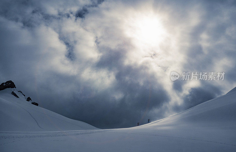 雪坡上的登山者