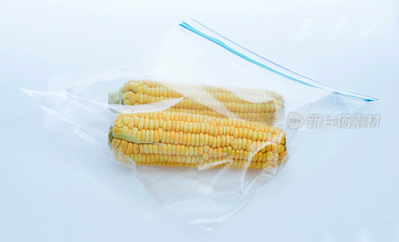 用塑料袋装的新鲜玉米