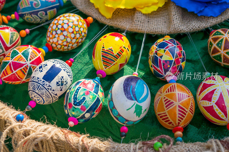 彩色的手绘复活节彩蛋有各种各样的图案。明亮的特写手工绘制的乡村复活节彩蛋背景