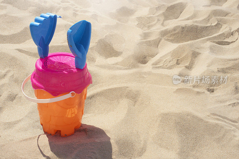 蔡尔兹的水桶和铲子放在海滩上