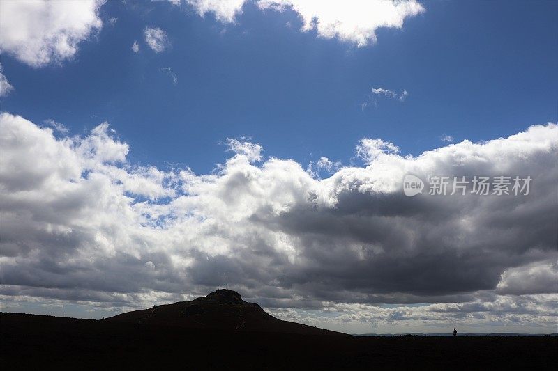 白云在蓝天上掠过山峰的剪影