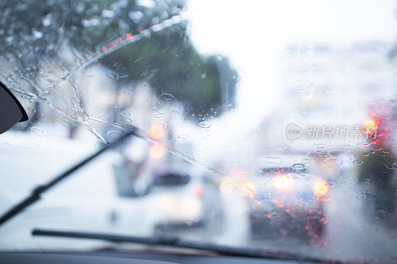 大雨天交通堵塞