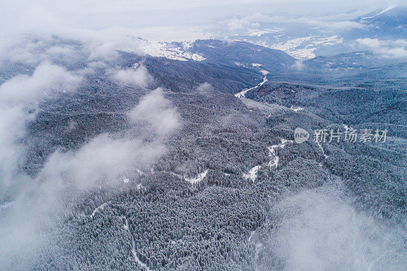 空中飞行高山云彩日出美丽的晨峰