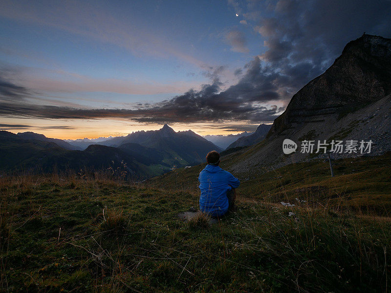 一个年轻人在山上看日出