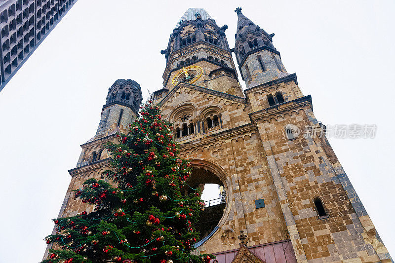 圣诞树和德皇威廉纪念教堂在冬季柏林