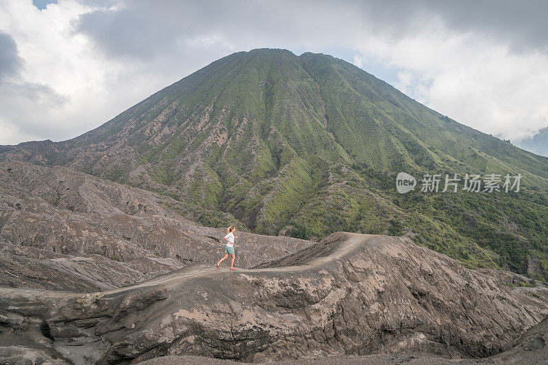 女人在火山景观上跑步