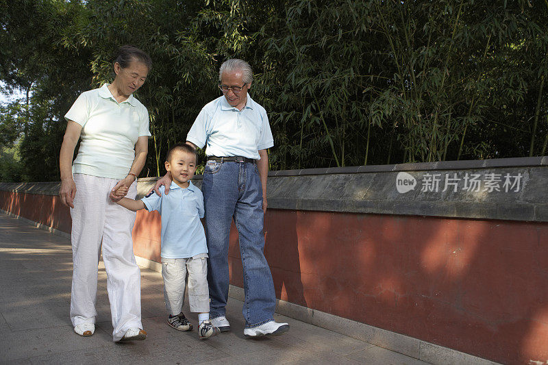 爷爷奶奶和孙子散步