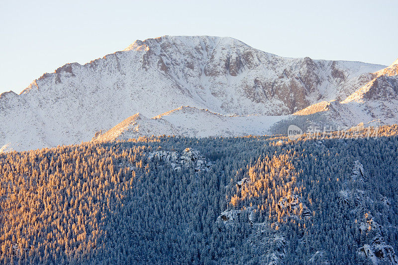 新雪中的派克峰