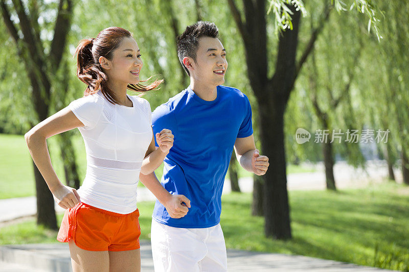 年轻情侣在公园慢跑健身