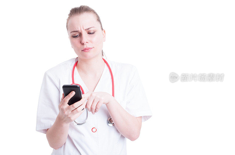女医生用手机或智能手机上网