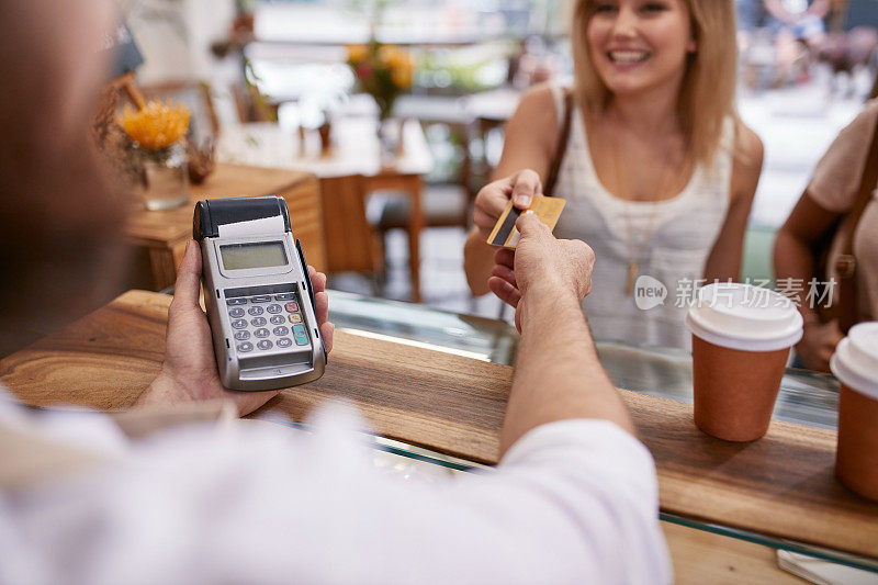 顾客在咖啡馆用信用卡付账