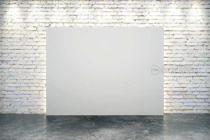 白色砖墙的中心是空白的白色画布
