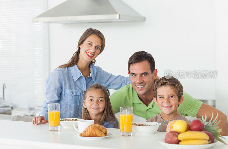 可爱的一家人吃早餐的照片
