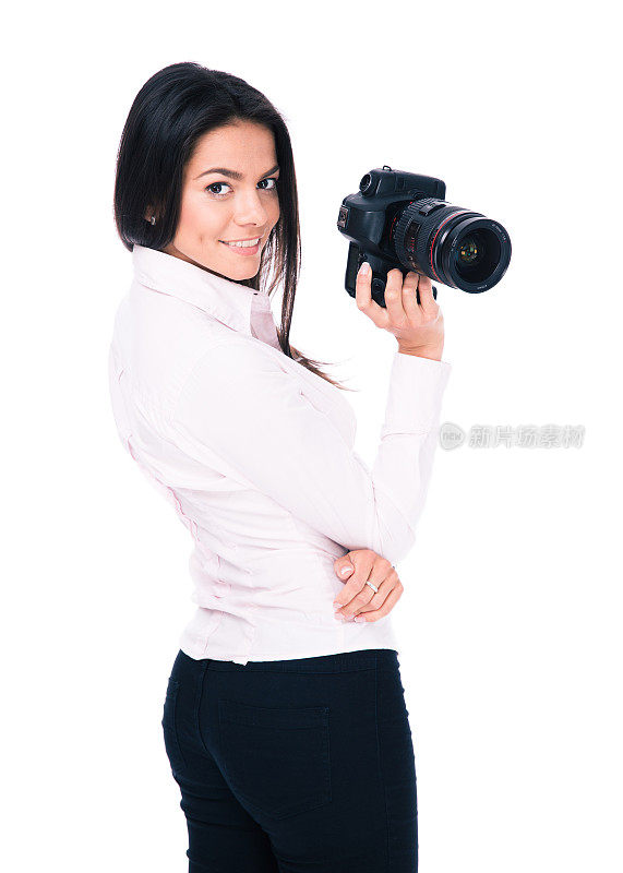 快乐的女人摄影师拿着相机
