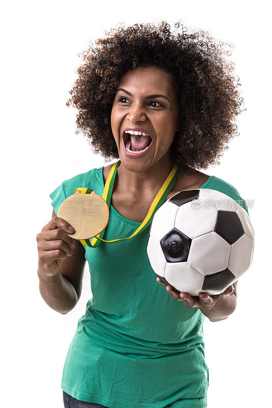 一名巴西女子在白色背景上拿着一个足球