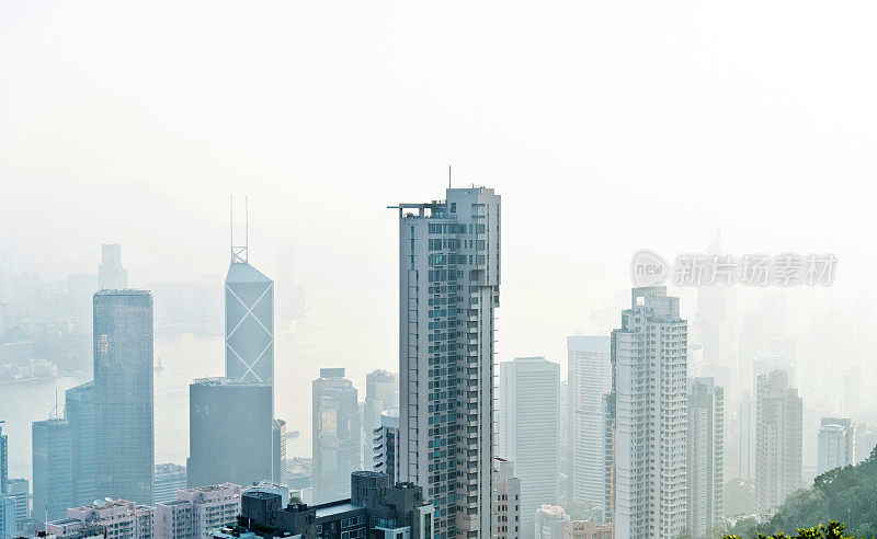 雾天城市建筑鸟瞰图