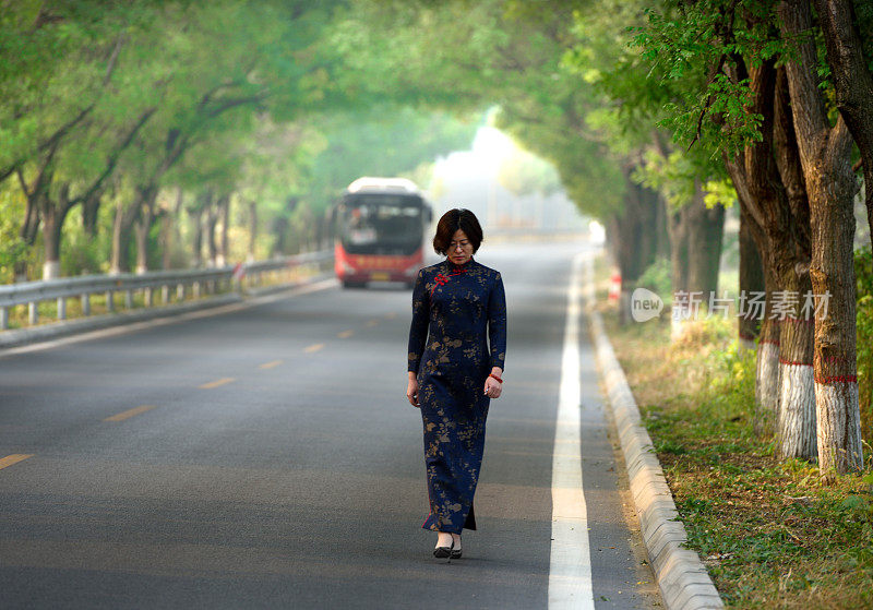 旗袍是中国传统服饰，具有浓厚的中国元素