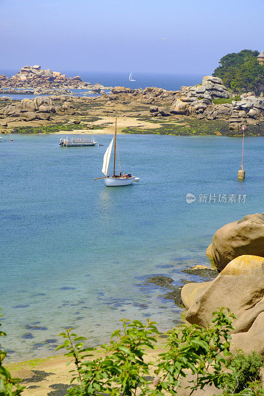 法国布列塔尼粉红色花岗岩海岸圣古雷的布列塔尼传统帆船