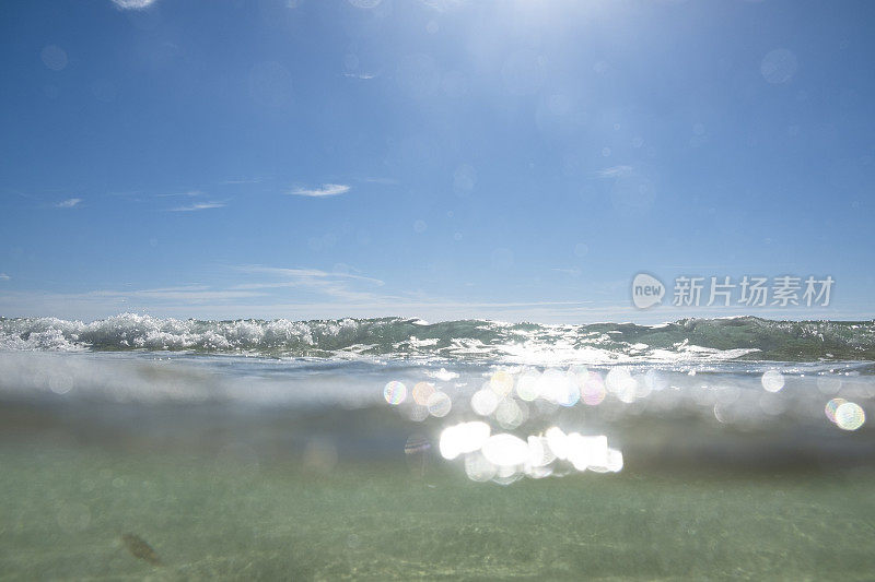 波斯科诺海滩，康沃尔海面在明亮的秋天阳光。