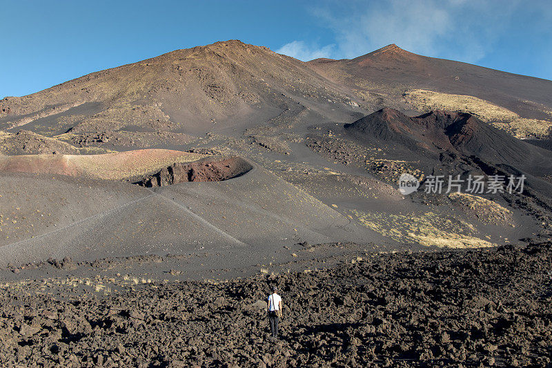 在火山上行走的人