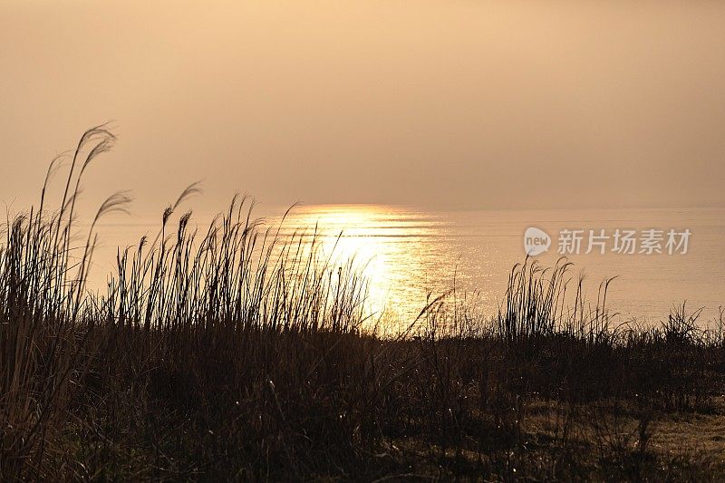 日落时的湖景