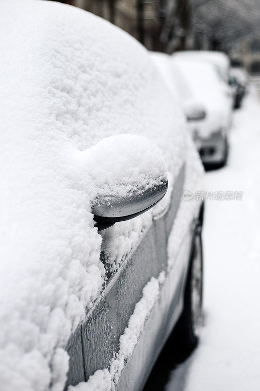 白雪覆盖的面目全非的汽车