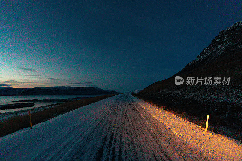 冰岛冬季夜晚的道路