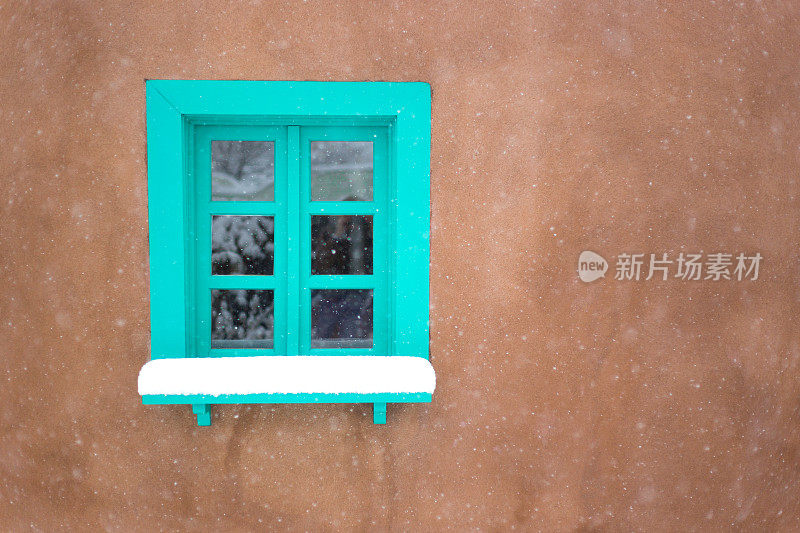 圣塔菲，内省:暴风雪中的老土房