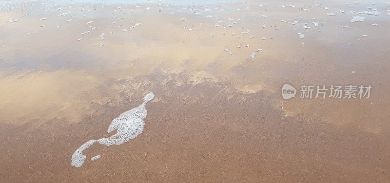 泡沫状的白色海浪拍打着海滩