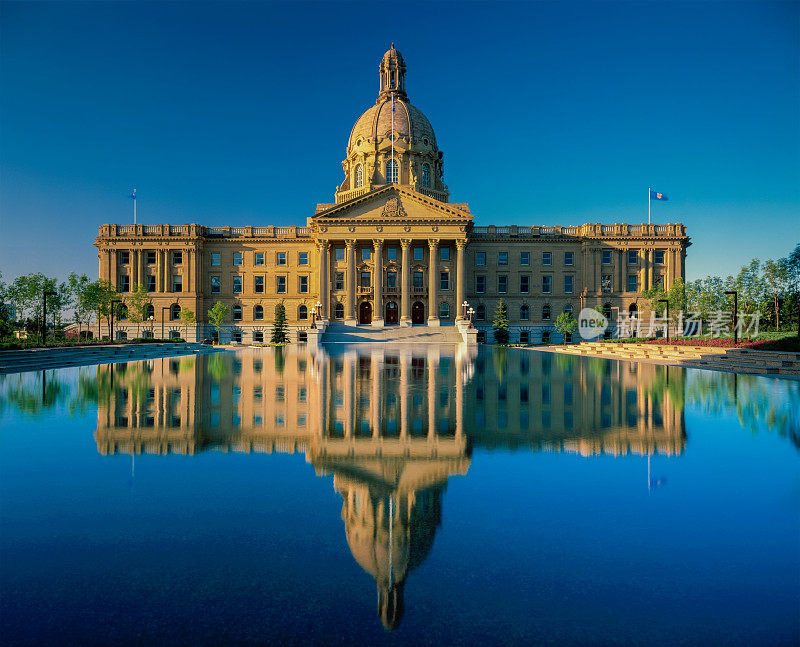 带有庭院和喷泉的议会大楼，埃德蒙顿，加拿大