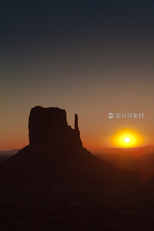 日出时的纪念碑谷部落公园景观