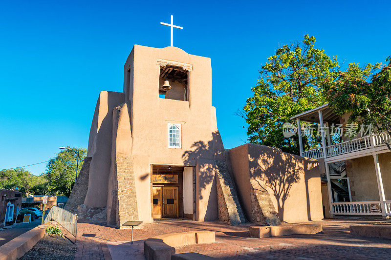 美国新墨西哥州圣达菲市中心的圣米格尔教会