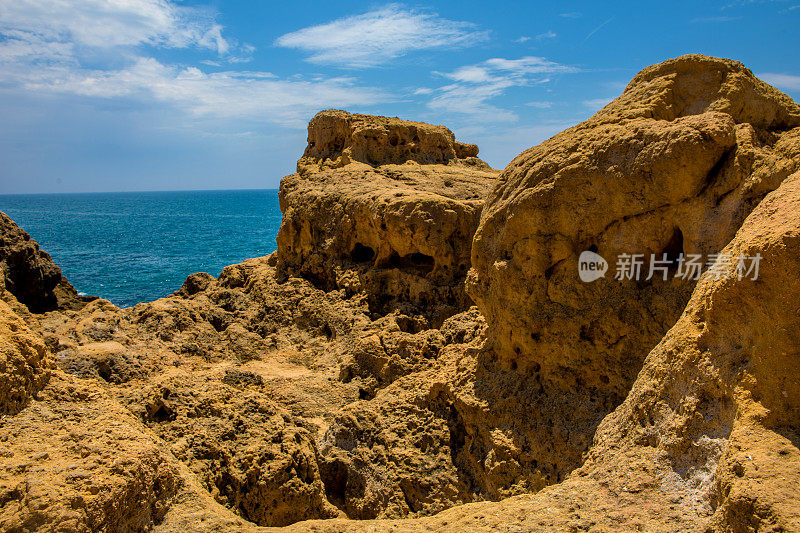 海滩和岩石在葡萄牙阿尔沃在夏末太阳的海景图像