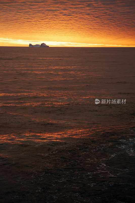 漂浮的冰山和南极洲的夕阳