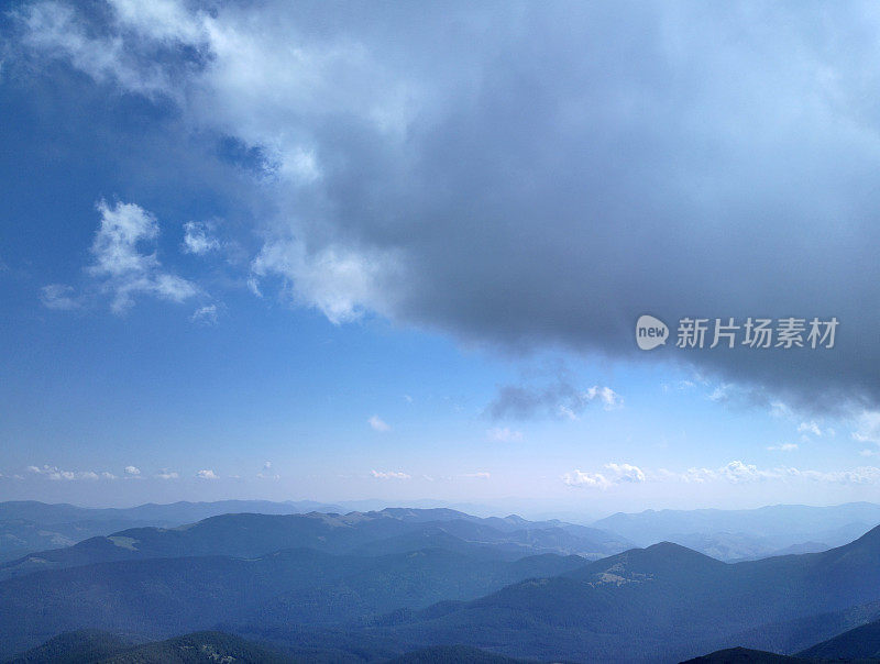 夏天喀尔巴阡山脉上空的天空。