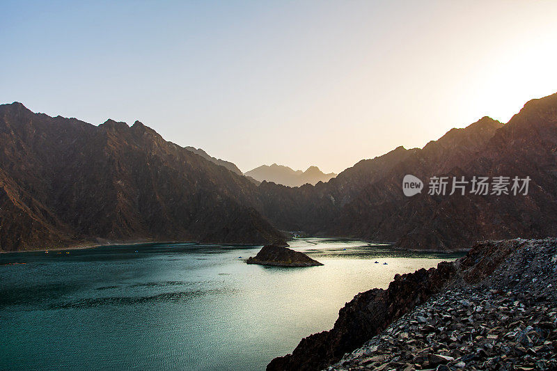 在阿联酋迪拜酋长国的哈塔水坝湖的日落