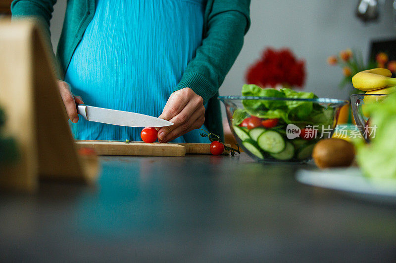 孕妇正在切樱桃番茄