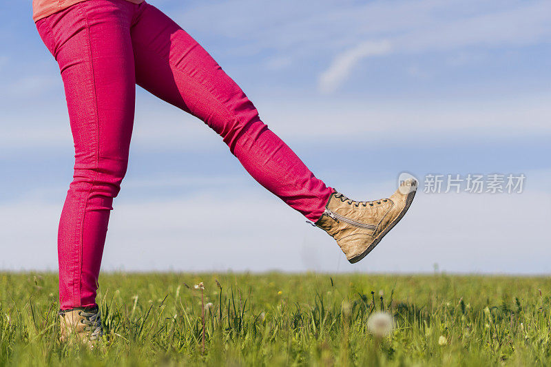 粉红短裤漫步在大自然中。