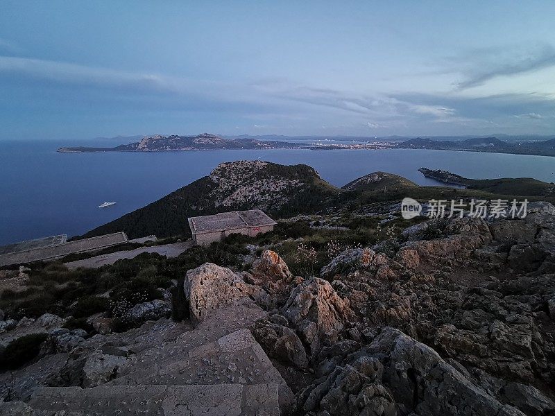 黄昏时分从山上看美丽的阿尔库迪亚湾