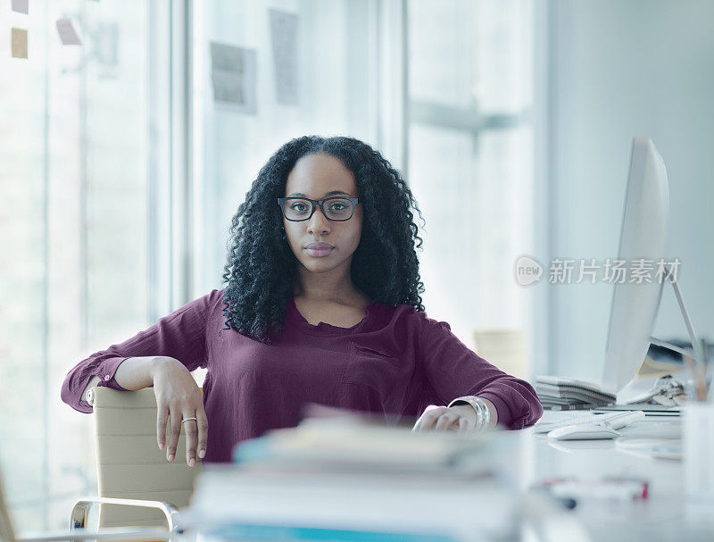 在设计室坐在办公桌前的女人的肖像