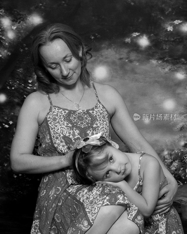 母亲和小女儿摆姿势拍摄母亲节的照片