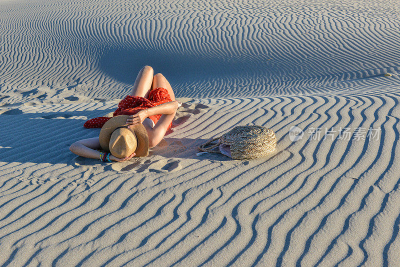 躺在沙滩上的女人。