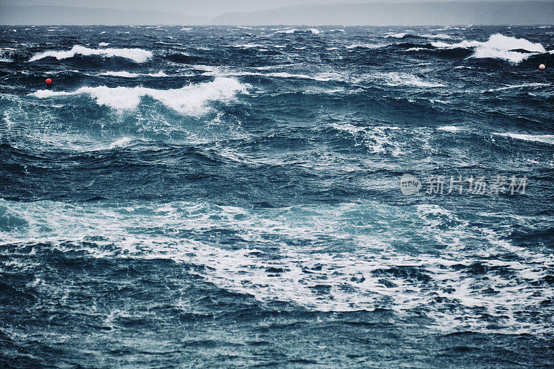 六月的暴风雨中，康沃尔的纽基湾海面波涛汹涌。