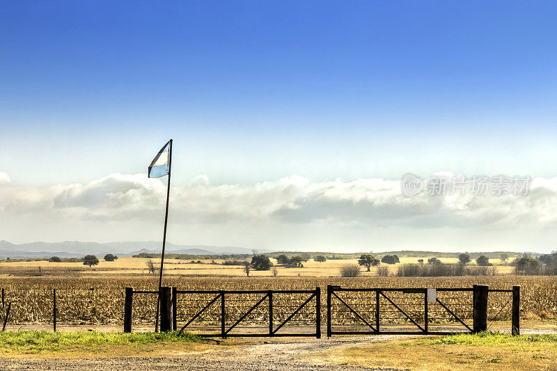 阿根廷农业区入口处的阿根廷国旗。