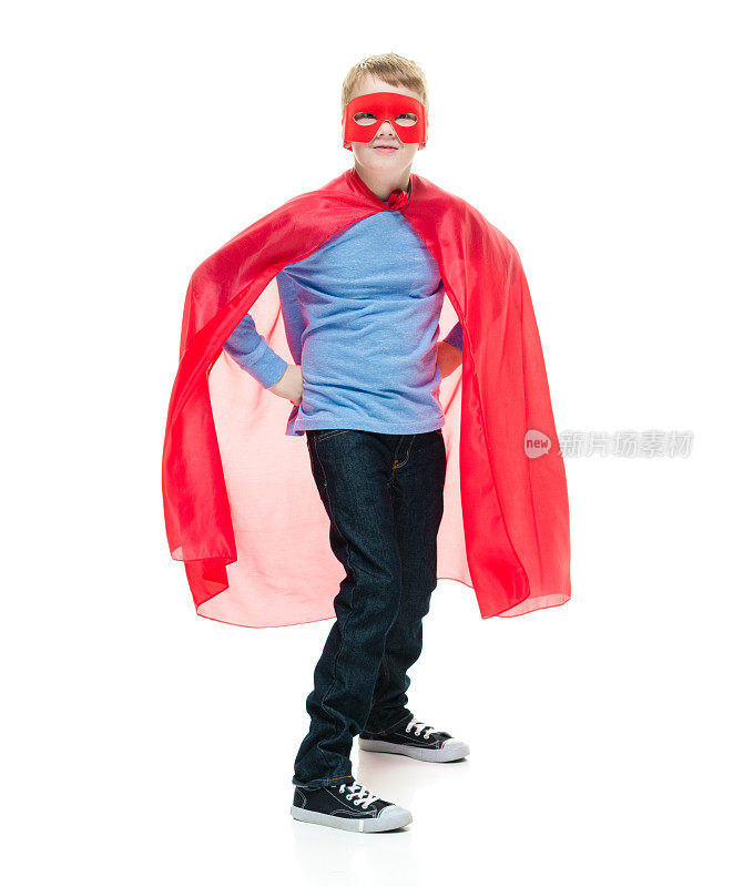 8岁男孩穿着超级英雄的服装