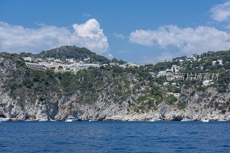 意大利第勒尼安海卡普里岛的海岸线和卡普里镇。