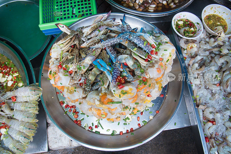 图为泰国曼谷早市出售的蟹卵、虾皮和鲜虾。