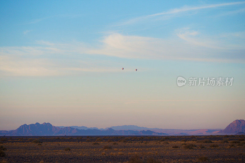 两个旅游游猎热气球在充满活力的空中沙漠景观上空