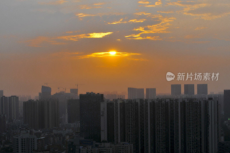 城市天际线在日出，成都，中国