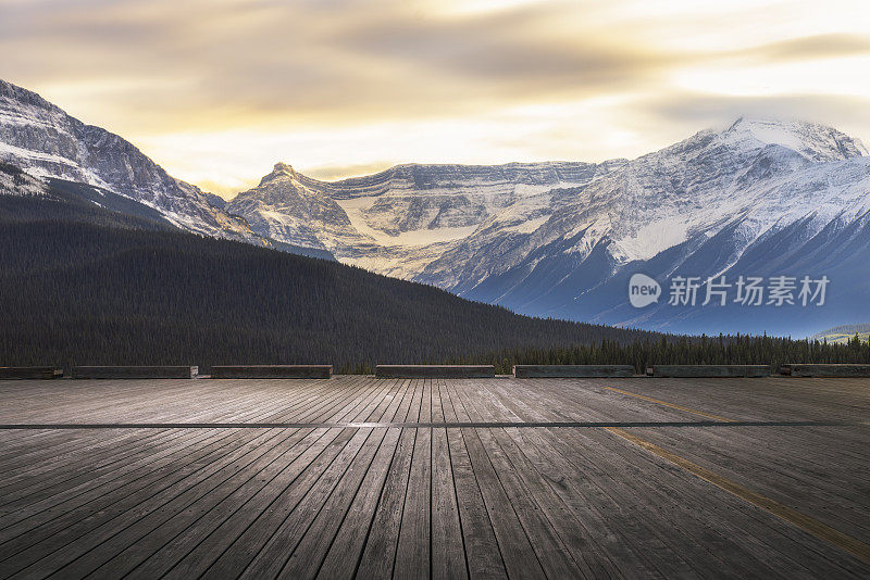 日落雪山与空旷的庭院前景